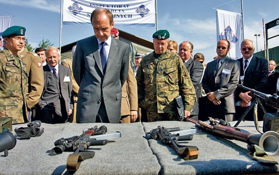 Minister obrony Bogdan Klich ogląda broń dla naszych żołnierzy