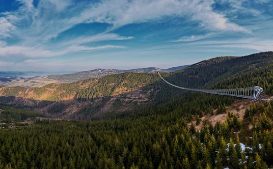 Panorama Sudetów ze Sky Bridge 721 na pierwszym planie.