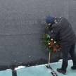 Aktywista Zbigniew Komosa składa wieniec w trakcie obchodów miesięcznicy katastrofy smoleńskiej