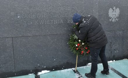 Aktywista Zbigniew Komosa składa wieniec w trakcie obchodów miesięcznicy katastrofy smoleńskiej