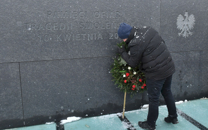 Aktywista Zbigniew Komosa składa wieniec w trakcie obchodów miesięcznicy katastrofy smoleńskiej
