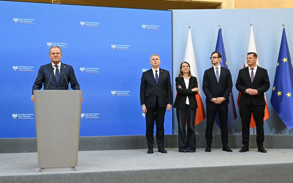 Premier Donald Tusk i desygnowani na ministrów: Tomasz Siemoniak (MSWiA), Hanna Wróblewska (minister