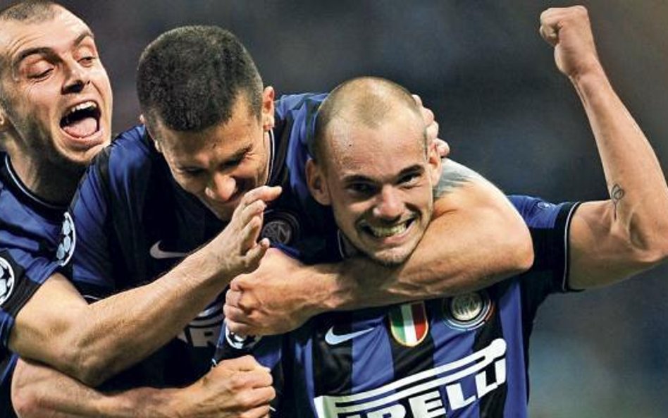W jedności siła: Wesley Sneijder (pierwszy z prawej), Thiago Motta (w środku) i Goran Pandev świętuj