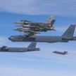 Dwa bombowce strategiczne B-52 w otoczeniu myśliwców