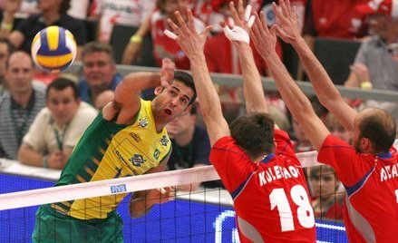 Mecz Brazylia - Rosja (atakuje Dante)