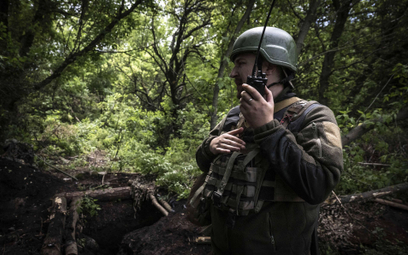 Ukraiński żołnierz w rejonie linii frontu, w pobliżu Bachmutu
