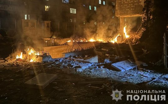 Zniszczenia po ataku rakietowym na Sumy