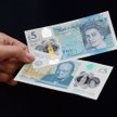 Nowe pięciofuntówki są wyprodukowane z cienkiego plastiku i zawierają podobiznę Winstona Churchilla