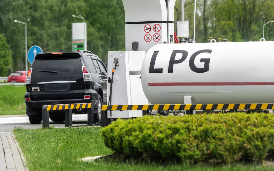 Za cenę 1 litra benzyny Pb95 można zatankować ponad 2 litry LPG. Nawet przy założeniu, że zużycie LP