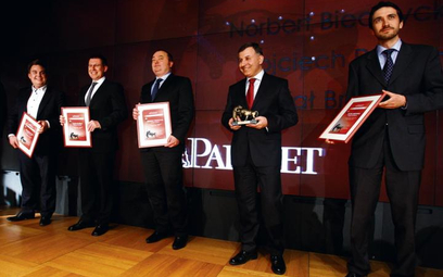Kierujący PKO?BP Zbigniew Jagiełło (drugi z prawej) zdobył tytuł prezesa roku. Doceniliśmy jego wkła