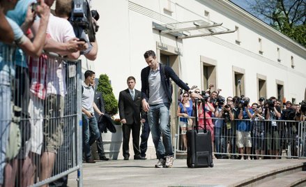 Gracz holenderskiej drużyny narodowej Robin van Persie opuszcza hotel Sheraton w Krakowie