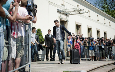 Gracz holenderskiej drużyny narodowej Robin van Persie opuszcza hotel Sheraton w Krakowie