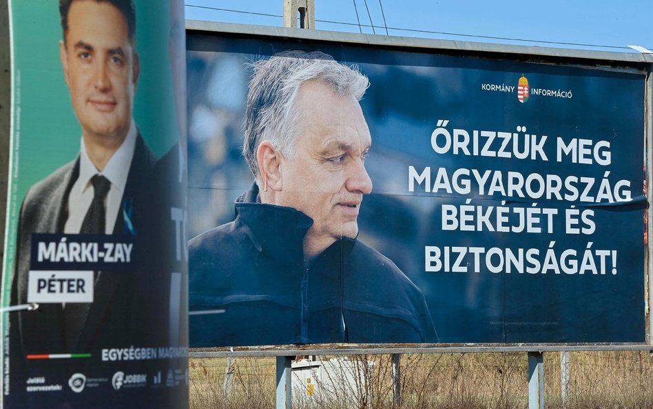 Kisvárda, 300 km na wschód od Budapesztu. Duża reklama wyborcza premiera Orbána i mała lidera opozyc