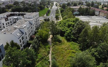 Brakujący odcinek ulicy ma przebiegać między innym pod oknami Osiedla Słowików (na zdjęciu po lewej)