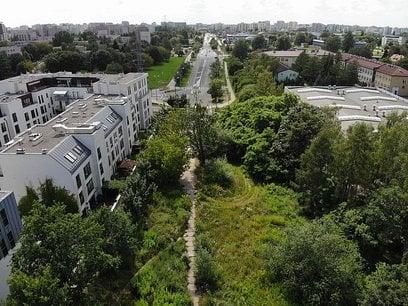 Brakujący odcinek ulicy ma przebiegać między innym pod oknami Osiedla Słowików (na zdjęciu po lewej)