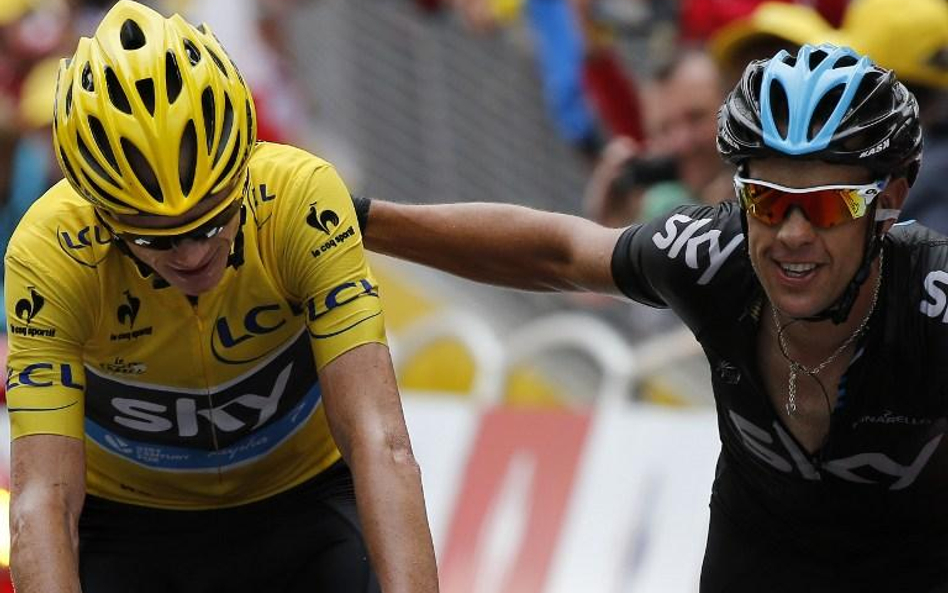 Richie Porte (z prawej) wspiera dobrym słowem Chrisa Froome'a