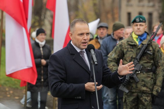 Prezydent Karol Nawrocki podczas uroczystości przy Pomniku w Hołdzie Poległym, Pomordowanym i Zamęcz