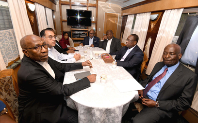 Członkowie delegacji państw afrykańskich, w tym prezydenci RPA i Zambii, w pociągu w drodze z Polski