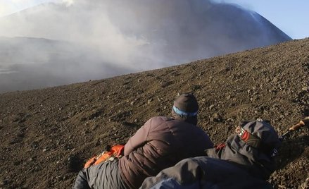 Etna leje lawę, przyciąga turystów i zatrzymuje samoloty