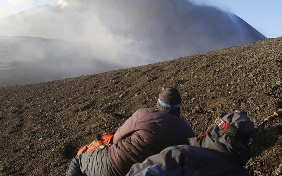 Etna leje lawę, przyciąga turystów i zatrzymuje samoloty