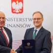Minister finansów Tadeusz Kościński (z lewej) wręcza Antoniemu Repie nominację na stanowiska pełnomo