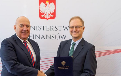 Minister finansów Tadeusz Kościński (z lewej) wręcza Antoniemu Repie nominację na stanowiska pełnomo