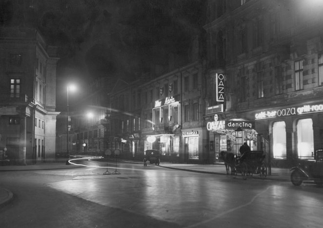 Kawiarnia posiadała szereg filii: przy ul. Marszałkowskiej 8, 66, 114 i 111, ul. Wierzbowej 7, ul. F