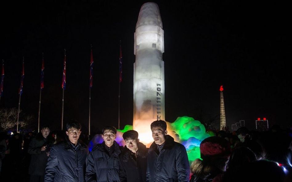 Korea Północna: Sylwestrowa zabawa pod rakietą z lodu