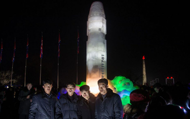 Korea Północna: Sylwestrowa zabawa pod rakietą z lodu