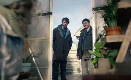 Nadkomisarz Carl Morck (Matthew Goode, z lewej) oraz jego pomocnik Akram Salim (Alexej Manvelov) z B
