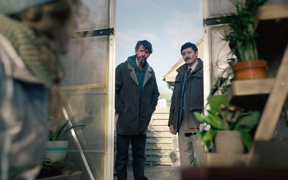 Nadkomisarz Carl Morck (Matthew Goode, z lewej) oraz jego pomocnik Akram Salim (Alexej Manvelov) z B