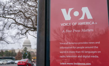 Plakat przed siedzibą Voice of America w Waszyngtonie