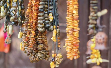Jeżeli sprzedawca ma w ofercie ozdoby, które łączą bursztyn ze srebrem, to musi mieć kasę fiskalną