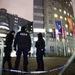 Funkcjonariusze policji przed siedzibą TVP w Warszawie