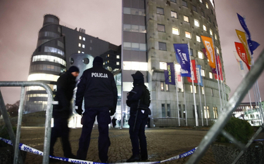 Funkcjonariusze policji przed siedzibą TVP w Warszawie