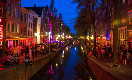 Amsterdam: Zasłony pojawią się w dzielnicy czerwonych latarni?