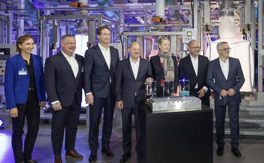 W czasie inauguracji produkcji uczesniczyli niemiecki kanclerz Olaf Scholz i prezes Mercedesa Ola Kä