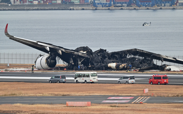 Wrak spalonego samolotu na lotnisku w Tokio