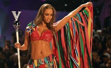 Tyra Banks (w bieliźnie Victoria’s Secret)