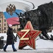 Dekoracja noworoczna" Gwiazda Kremla z literą Z, insygniami wojsk rosyjskich na Ukrainie, przed pomn