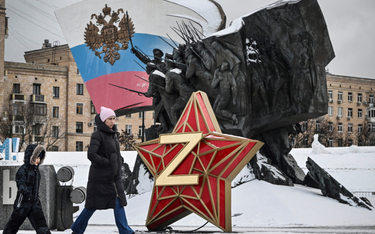 Dekoracja noworoczna" Gwiazda Kremla z literą Z, insygniami wojsk rosyjskich na Ukrainie, przed pomn