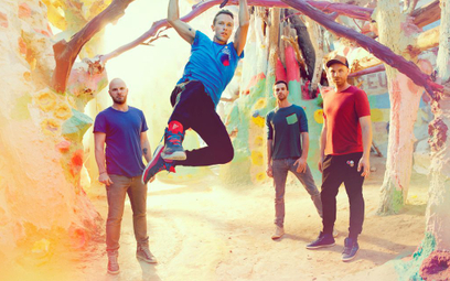 Coldplay zmienia muzyczną stylistykę, nie tracąc popularności. Chris Martin trzyma się gałęzi.