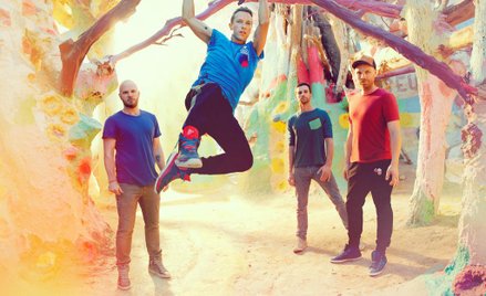 Coldplay zmienia muzyczną stylistykę, nie tracąc popularności. Chris Martin trzyma się gałęzi.