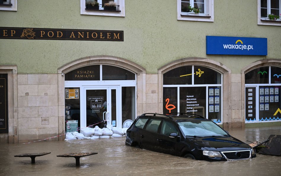 Rzeka Nysa Kłodzka zalała centrum Kłodzka