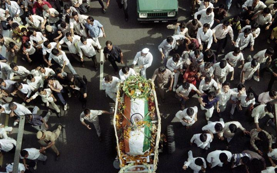 Na zdj. ceremonie pogrzebowe Rajiva Gandhiego