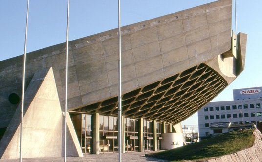 Hala stoi opuszczona od 2014 roku.