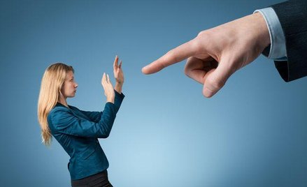 Konsekwencje zastraszania pracownika, aby nie świadczył przeciwko pracodawcy w sądzie