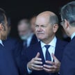 Kanclerz Niemiec Olaf Scholz w rozmowie z prezydentem Francji Emmanuelem Macronem i premierem Wielki