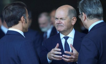 Kanclerz Niemiec Olaf Scholz w rozmowie z prezydentem Francji Emmanuelem Macronem i premierem Wielki