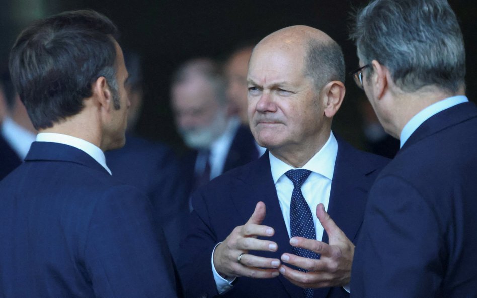 Kanclerz Niemiec Olaf Scholz w rozmowie z prezydentem Francji Emmanuelem Macronem i premierem Wielki